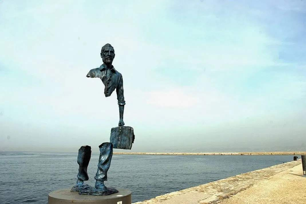《旅人》是法国艺术家brunocatalano创作的一个雕塑系列,描绘了一个
